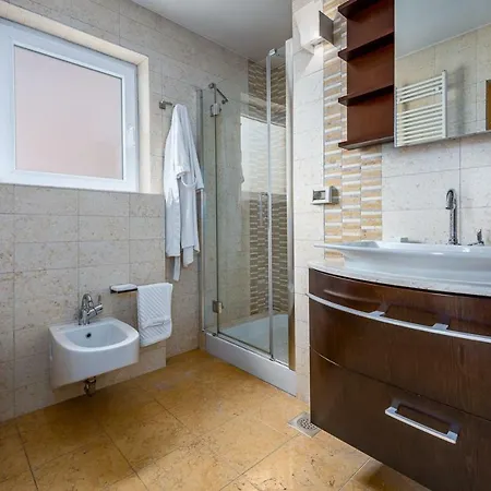 Riva House With شقة كرفني فره